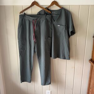 Women’s Figs Scrub Set in Moss (?), Size XXL, Like New